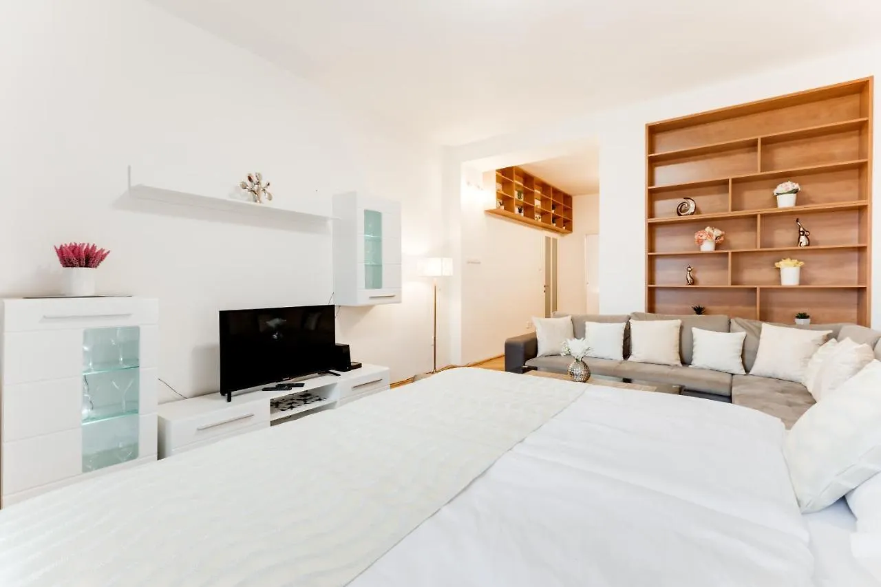 Exclusive Riverside Apartment In The Heart Of Praga 0*,  República Checa