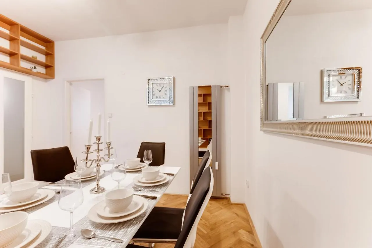 Exclusive Riverside Apartment In The Heart Of Praga República Checa