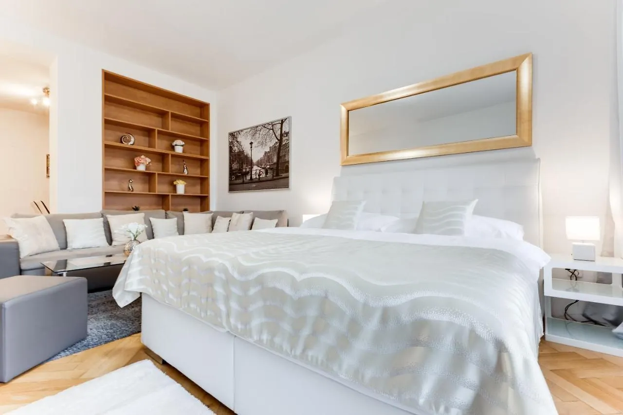 Exclusive Riverside Apartment In The Heart Of Praga 0*,