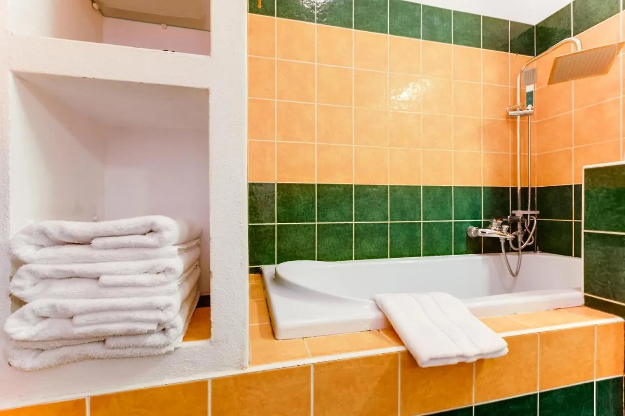Exclusive Riverside Apartment In The Heart Of Praga